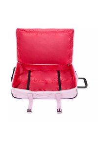 Valigia rosa chiaro con interni rossi. Presenta una cerniera, due cinghie nere per fissare gli oggetti e due maniglie laterali per un facile trasporto.
