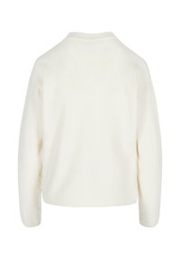 Cremfarbener, gestrickter Pullover; hat einen runden Ausschnitt und überschnittene Schultern; lockere Passform; glatte Textur; keine sichtbaren Muster oder Akzente.