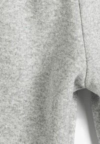 Graue Sweatpants aus weichem, strukturiertem Stoff. Mit elastischem Bund und Bündchen. Schlichte, lässige Gestaltung ohne Muster oder Beschläge.