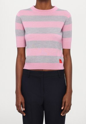 Roze en grijs gestreepte korte mouwen gebreide trui met een ronde halslijn, geribbelde randen en een klein rood label aan de linkerkant.