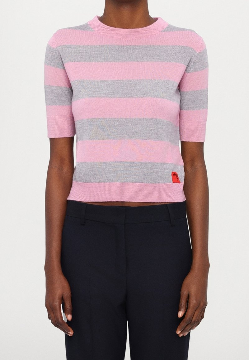 Maglione a maniche corte a strisce rosa e grigio con scollo rotondo, orli a coste e una piccola etichetta rossa sul lato sinistro.