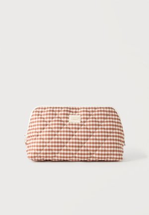 Καπιτονέ θήκη με καφέ και κρεμ καρό σχέδιο, ορθογώνιο σχήμα, κλείσιμο με φερμουάρ και ετικέτα Loeffler Randall στο κέντρο μπροστά.