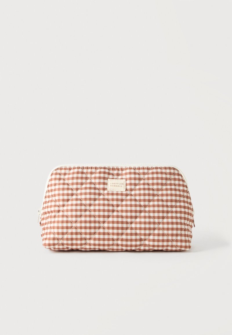 Καπιτονέ θήκη με καφέ και κρεμ καρό σχέδιο, ορθογώνιο σχήμα, κλείσιμο με φερμουάρ και ετικέτα Loeffler Randall στο κέντρο μπροστά.
