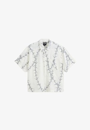 Kortærmet skjorte med krave i hvidt stof, der har et gråt tornmønster og en forlommes. Knaplukning fuldender looket.