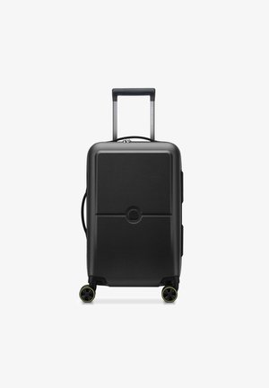 Maleta rígida negra con forma rectangular, superficie texturizada, mango retráctil y cuatro ruedas con acentos amarillos.