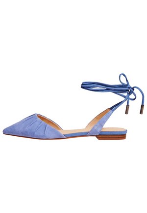 Zapatos planos de ante azul claro con puntera puntiaguda, diseño plisado y una correa en el tobillo con cordones atados y puntas metálicas. Tacón plano de madera.