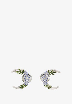 Orecchini d'argento a forma di mezzaluna con disegni floreali blu e dettagli di foglie verdi. Texture metallica liscia con dettagli decorativi in smalto.
