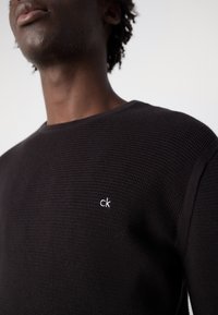 Calvin Klein WAFFLE TEXTURE SWEATER - Pulover - black
