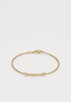Bracciale color oro caratterizzato da un design a cavo attorcigliato e da una barra dritta con gemme trasparenti incastonate, fissato con una chiusura a moschettone.