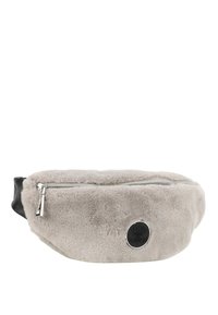 Bumbag i let grå plysmateriale med en sort læderrem. Har en sølvfarvet lynlås og et rundt logo-patch på fronten.