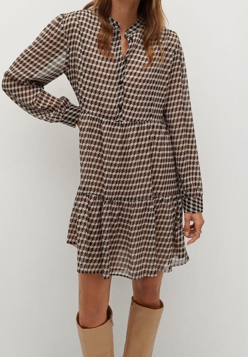 Robe à carreaux marron en tissu léger, dotée d'un devant à boutons, de manches longues, d'une taille froncée et d'une jupe évasée.