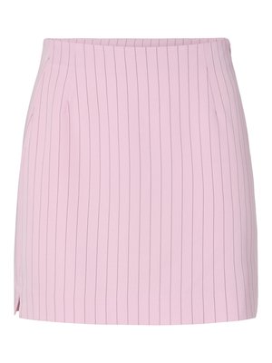 Mini-jupe rose clair avec fines rayures verticales noires et une petite fente latérale à l'ourlet.