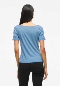 Blå kortärmad t-shirt med rund halsringning, tillverkad av ett slätt tyg. Figursydd design med rak nederkant och inga synliga mönster.