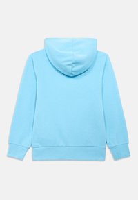 Ανοιχτό μπλε φούτερ με απαλό ύφασμα, μακριά μανίκια και κεντρική κουκούλα με ριμπ τελείωμα στη μέση και στα μανίκια.