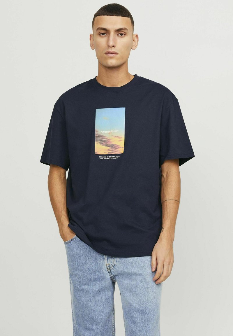 Jack & Jones JORVESTERBRO PICTURE CREW NECK - Apdrukāts T-krekls - sky captain