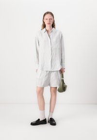 Tommy Hilfiger STRIPE PULL ON - Shorts - cloudy blue/ecru