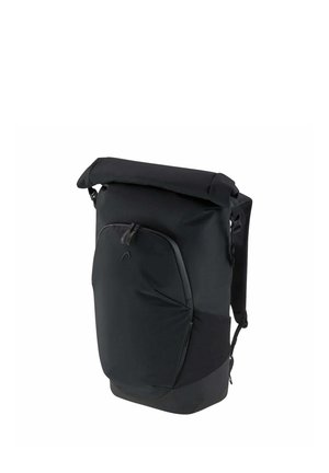 Sac à dos noir à compartiment supérieur enroulable, poche avant zippée, bretelles rembourrées et design épuré et minimaliste incliné vers la droite.