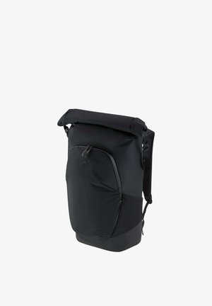 Sac à dos noir à compartiment supérieur enroulable, poche avant zippée, bretelles rembourrées et design épuré et minimaliste incliné vers la droite.