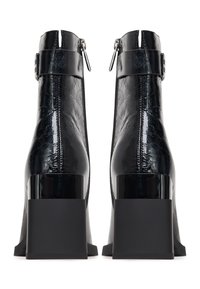 Cizme negre până la gleznă cu un finisaj patent texturat, un toc înalt și pătrat, și fermoare laterale. Prezintă un design elegant, cu linii curate și accente din metal.