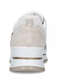 Sneaker con una forma arrotondata, realizzato in suede e mesh di colore chiaro. Presenta una suola intermedia bianca con una striscia d'accento dorata e un tallone testurizzato.