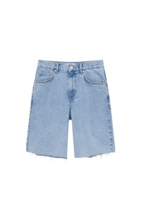 Shorts en denim bleu clair avec ourlet effiloché, design classique à cinq poches et fermeture avant par bouton. Taille mi-haute, coupe droite.