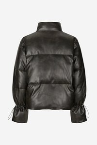 Jachetă matlasată din piele neagră, cu guler înalt, design matlasat și manșete strânse, prevăzute cu detalii cu șnur. Finisaj neted, texturat.