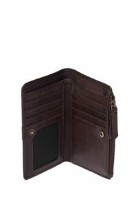 Billetera de cuero marrón con múltiples ranuras para tarjetas, un bolsillo de malla para identificación y un compartimento con cremallera, con costuras y acentos de hardware en contraste.