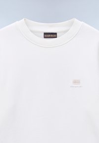 Vit bomulls sweatshirts med rund hals som har en liten, ljusrosa broderad logotyp på bröstet och en texturerad innerv Hals.