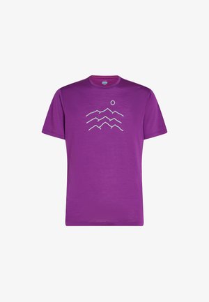 Paarse t-shirt met korte mouwen, gemaakt van zachte stof, met een grafisch ontwerp van bergen en een zon in het wit aan de voorkant.