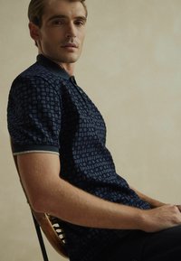 Next FLOCKED - Pikeepaita - navy blue geo