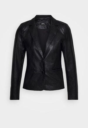 Blazer cintré en simili cuir noir avec deux boutons, col à revers et manches longues sur un fond clair uni.