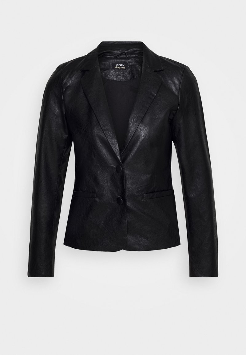 Blazer cintré en simili cuir noir avec deux boutons, col à revers et manches longues sur un fond clair uni.
