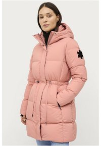 Roze pufferjack met kap, getailleerde taille, ritssluiting aan de voorkant en geborduurd zwart bloemenaccent op de linkermouw. Bevat een gestikte textuur.