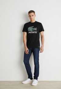 Lacoste Nyomott mintás póló - noir