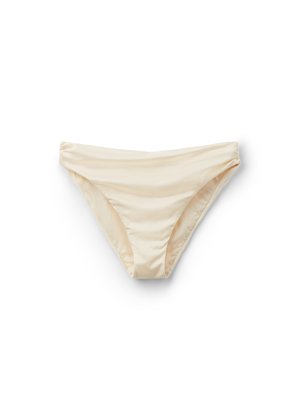 Braguita de bikini beige de corte alto con lados ligeramente fruncidos, mostrada sobre un fondo blanco.