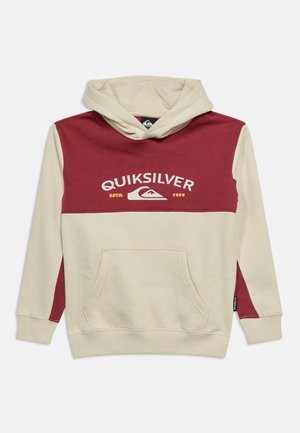 Sweat à capuche Quiksilver beige et bordeaux avec poche avant, capuche et logo Quiksilver avec le texte « ESTD. 1969 » sur la poitrine.
