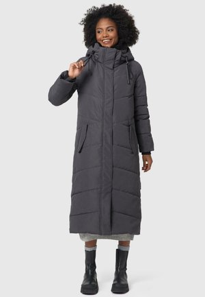 Lang, donkergrijs gewatteerd jas met een hoge kraag, een capuchon met trekkoord, een ritssluiting aan de voorkant en twee zijzakken; gladde, matte textuur met een chevronpatroon.