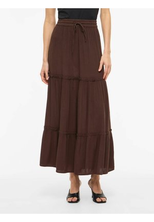 Brązowa, warstwowa maxi spódnica z marszczoną, elastyczną talią i sznurkiem, noszona z czarnymi, otwartymi sandałami na obcasie oraz czarnym topem.