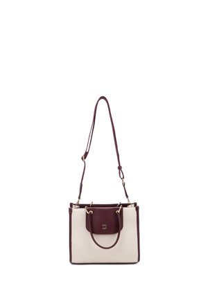 Sac à main rectangulaire beige et marron foncé avec une longue bandoulière réglable, une poche avant à rabat et des ferrures dorées sur fond blanc.