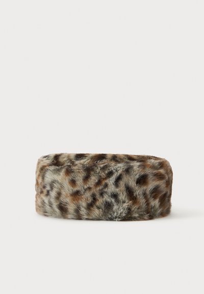 Bandeau large en fausse fourrure douce avec un motif léopard dans des tons bruns, noirs et gris sur un fond clair.