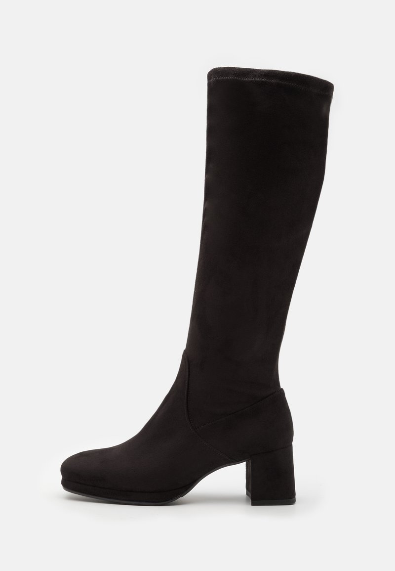 Botte haute jusqu'au genou en daim noir avec un talon carré, une texture lisse et une coupe légèrement angulaire autour de la cheville pour un design ajusté.