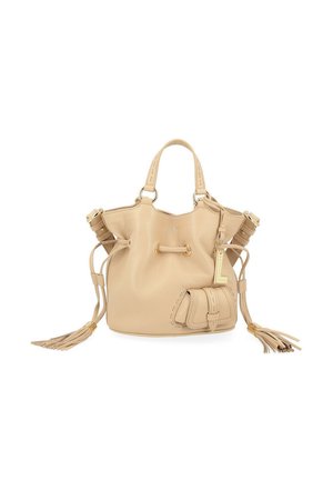 Sac seau en cuir beige avec double poignée, sangles latérales réglables se terminant par des pampilles, et une petite pochette attachée à fermeture à boucle.