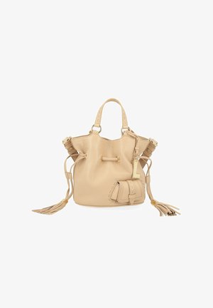 Sac seau en cuir beige avec double poignée, sangles latérales réglables se terminant par des pampilles, et une petite pochette attachée à fermeture à boucle.