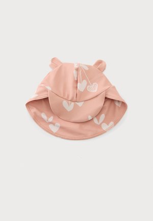 Chapeau de soleil rose pour bébé avec petites oreilles d'ours et motifs de cœurs blancs, doté d'un large bord pour une protection solaire renforcée.