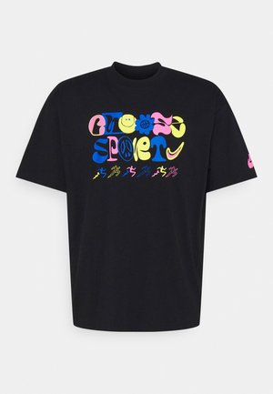 Sort t-shirt med farverig, stiliseret tekst "Glows Sport", smilende ansigt, fredstegn, Nike swoosh og seks små løbeikon nedenunder.