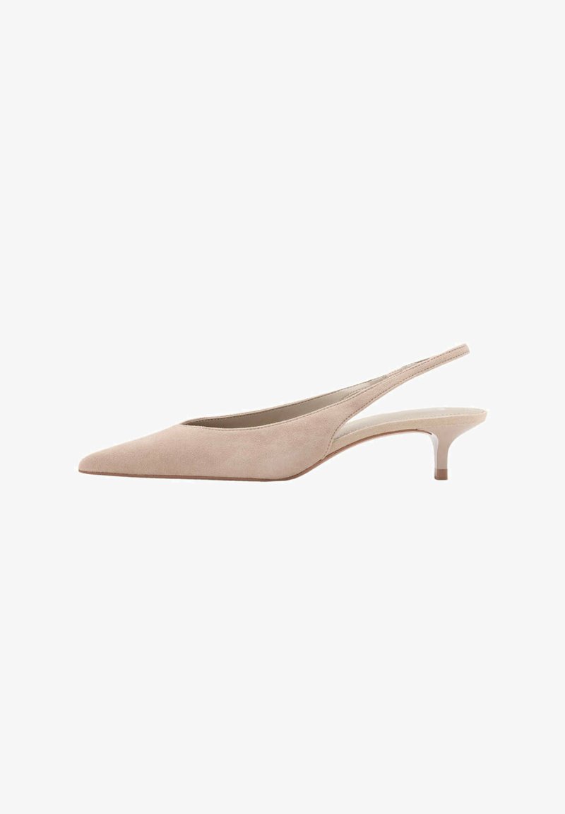 Chaussure slingback en daim beige à bout pointu, petit talon kitten et dos ouvert sur fond blanc.