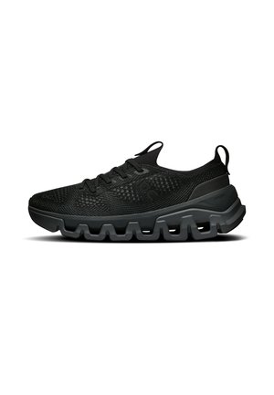 Schwarzer athletischer Sneaker mit Mesh-Obermaterial, Schnürverschluss und dicker segmentierter Sohle für Dämpfung und Unterstützung.