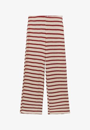 Pantaloni largi în dungi roșii și albe, realizați dintr-un material tricotat texturat. Au un talie înaltă și un brâu neted.