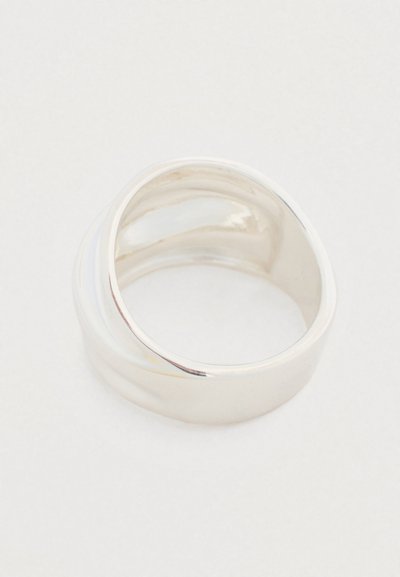 Ασημένιο δαχτυλίδι με λεία, γυαλισμένη επιφάνεια και ελαφρώς στριμμένο σχέδιο. Έχει στρογγυλεμένο σχήμα και ομοιόμορφο πάχος σε όλο το μήκος του.