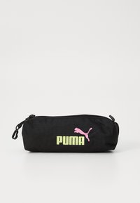 Črn svinčnik s zip zapiranjem, ki ima velik rumen logotip "PUMA" in rožnato grafiko pume. Narejen je iz trpežnega tekstilnega materiala.